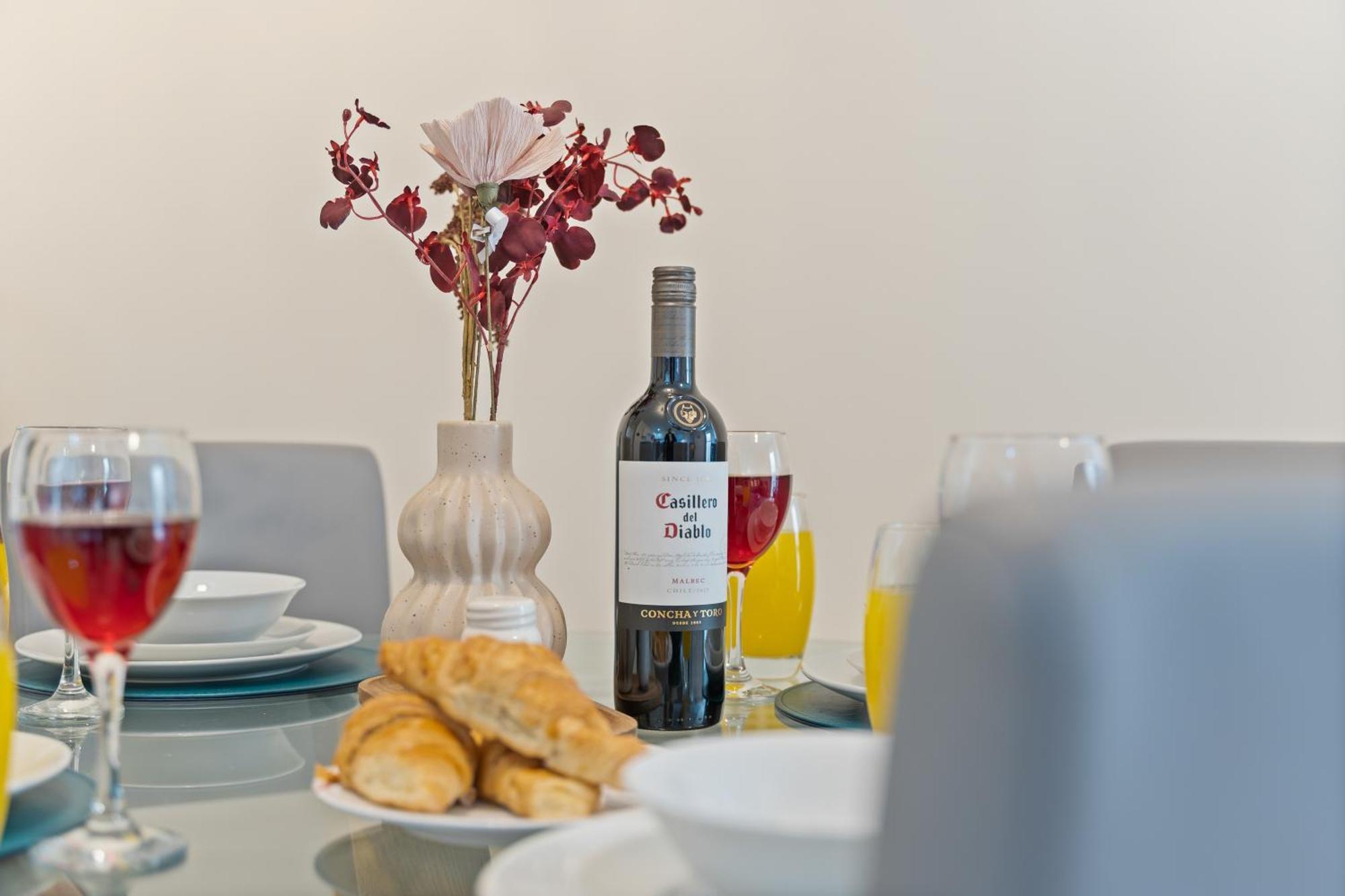 247 Serviced Accommodation In Telford 2 Bedroom Apartment Exterior photo